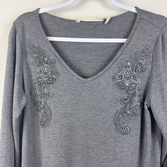 SOFT SURROUNDINGS V Neck Gray Top Shirt with Embellished Lace / Size Small - Picture 2 of 13